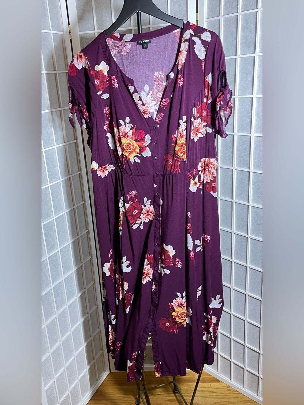 Torrid 1 Plum Floral, V-Neck, Elastic High Waisted Dress w/Full Button Closures